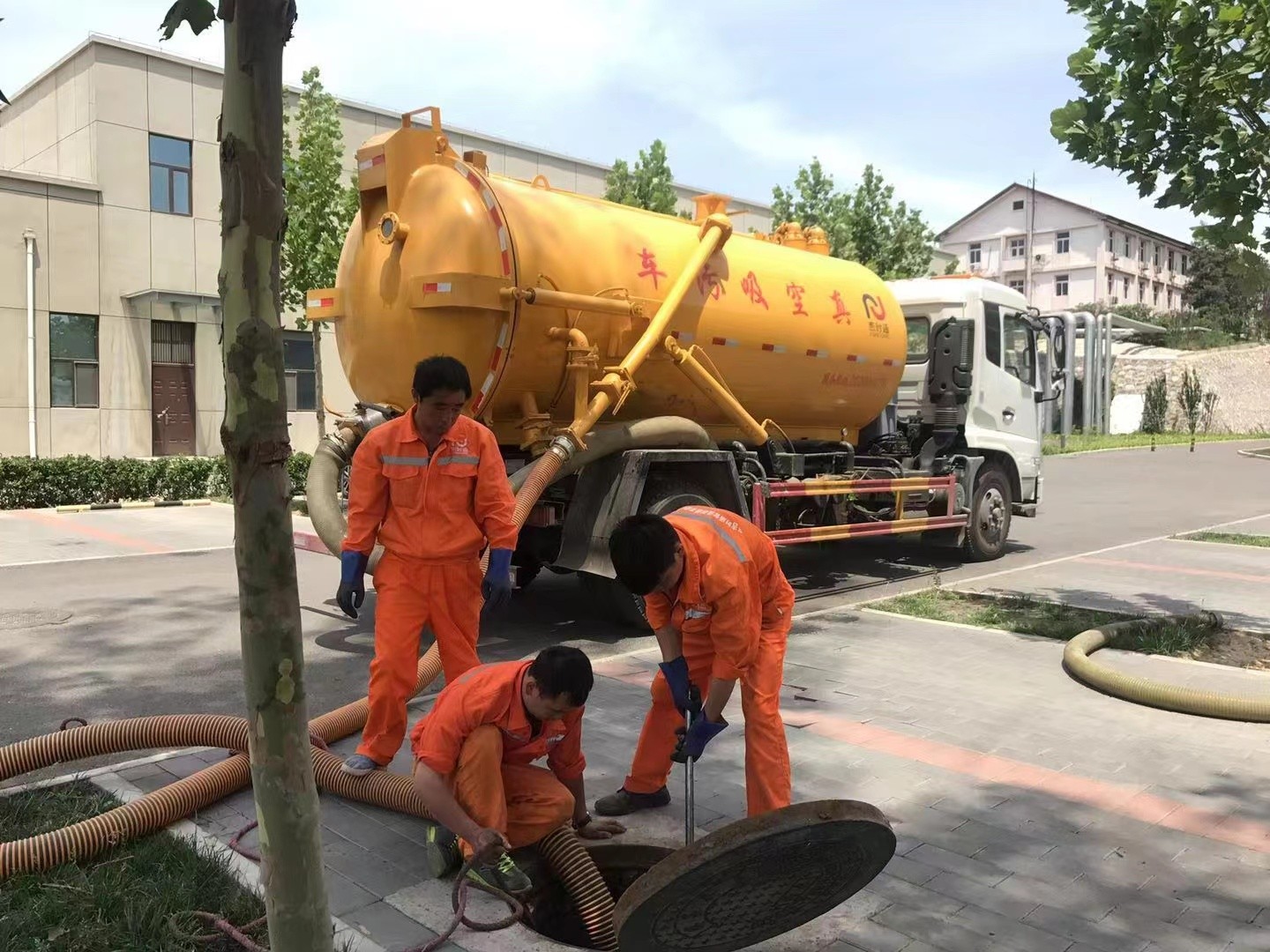 任县管道疏通车停在窨井附近