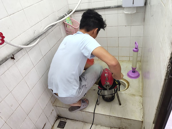 任县管道堵塞冒臭气 专业师傅现场解决问题