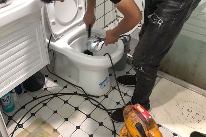 任县马桶堵塞自己疏通还是找师傅?专业上门服务让你省时更省心